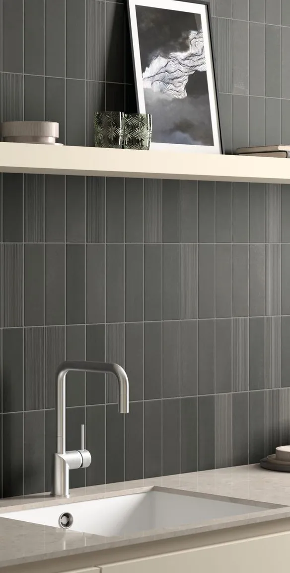 Cocina con azulejos efecto monocolor en tonos neutros, colección Hikari de Equipe