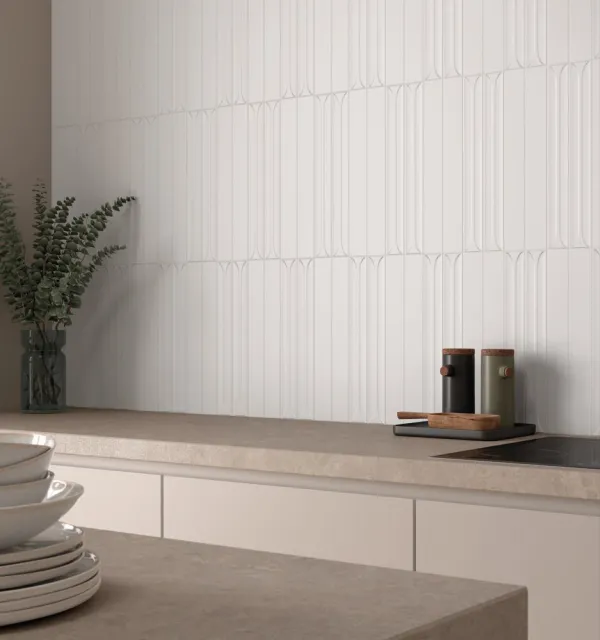 Cocina con azulejos efecto monocolor en tonos neutros, colección Hopp de Equipe