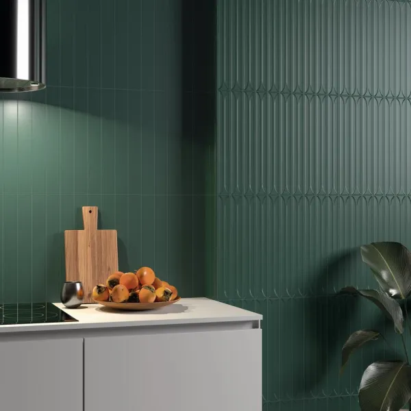 Cocina con azulejos efecto monocolor en tonos fríos, colección Hopp de Equipe