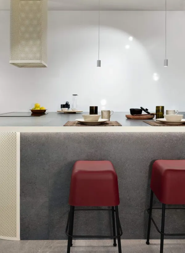 Cocina con azulejos efecto monocolor en tonos neutros, colección Ice de Peronda