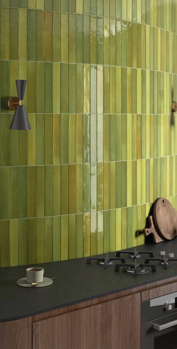 Cocina con azulejos efecto monocolor en tonos fríos, colección Isola de Equipe