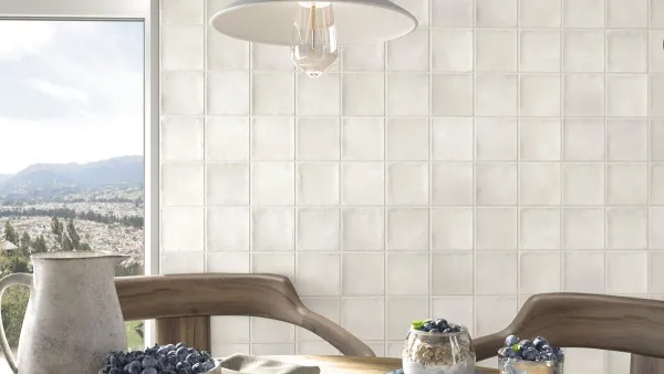 Cocina con azulejos efecto monocolor en tonos neutros, colección Ispal de Ape