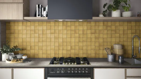 Cocina con azulejos efecto monocolor en tonos cálidos, colección Ispal de Ape