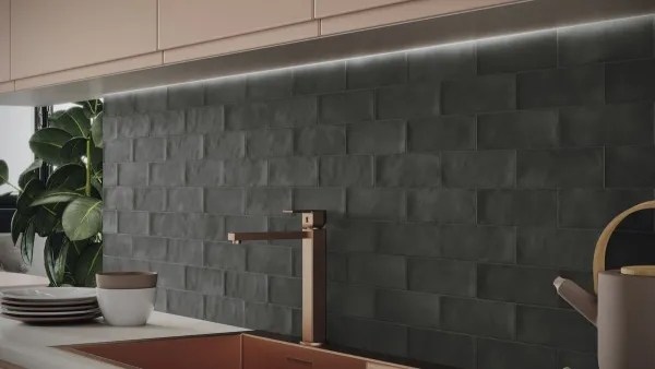 Cocina con azulejos efecto monocolor en tonos neutros, colección Ispal de Ape