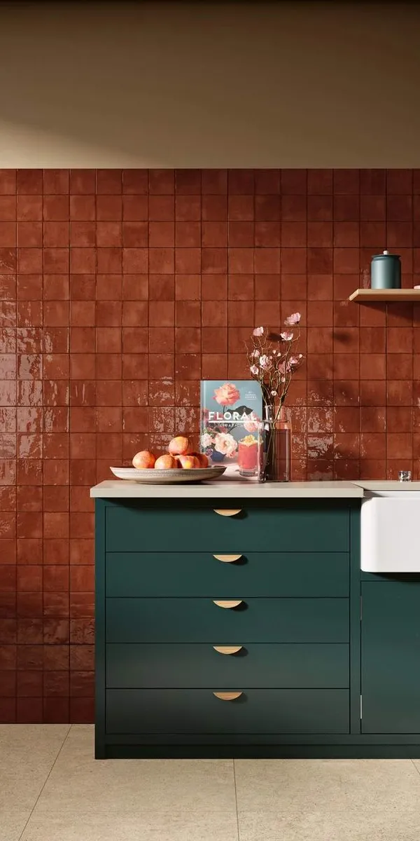 Cocina con azulejos efecto monocolor en tonos cálidos, colección Kech de Gresart