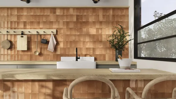 Cocina con azulejos efecto monocolor en tonos cálidos, colección Lautia de Ape