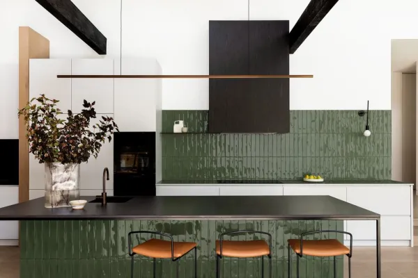 Cocina con azulejos efecto monocolor, colección Luz de Marazzi