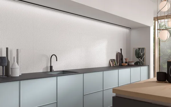 Cocina con azulejos efecto monocolor en tonos neutros, colección Magna de Colorker