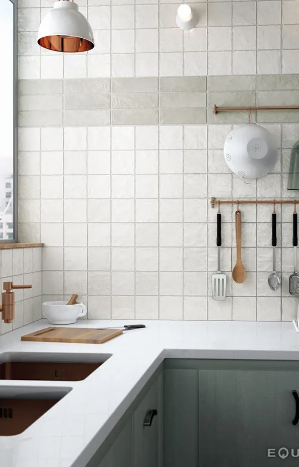 Cocina con azulejos efecto monocolor en tonos neutros, colección Mallorca de Equipe
