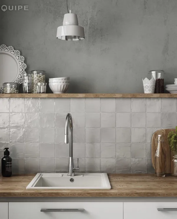 Cocina con azulejos efecto monocolor en tonos neutros, colección Mallorca de Equipe