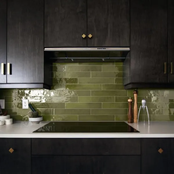 Cocina con azulejos efecto monocolor, colección Manacor de Equipe