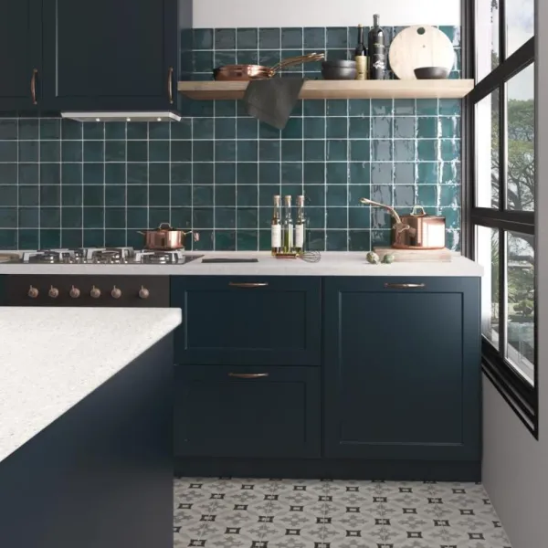 Cocina con azulejos efecto monocolor en tonos fríos, colección Manacor de Equipe