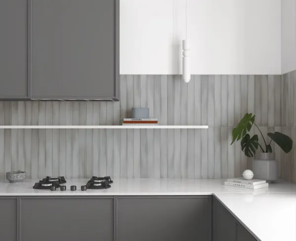 Cocina con azulejos efecto monocolor en tonos neutros, colección Massimo de Equipe