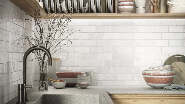 Cocina con azulejos efecto monocolor en tonos neutros, colección Memories de Ape