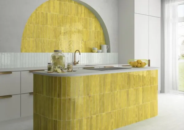 Cocina con azulejos efecto monocolor en tonos fríos, colección Menorca de Equipe