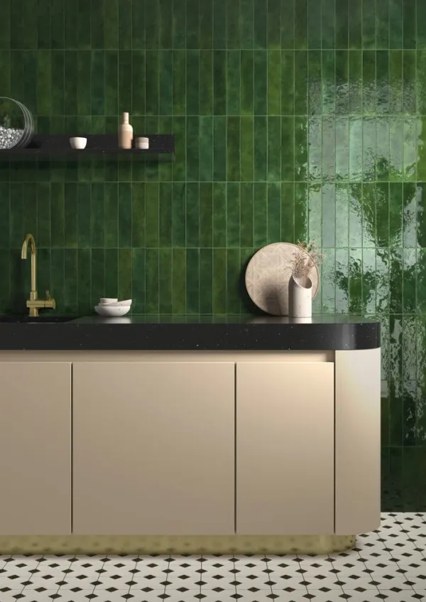 Cocina con azulejos efecto monocolor en tonos fríos, colección Menorca de Equipe