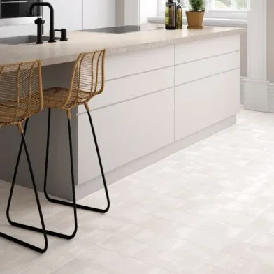 Cocina con azulejos efecto monocolor en tonos neutros, colección Miyako de Equipe