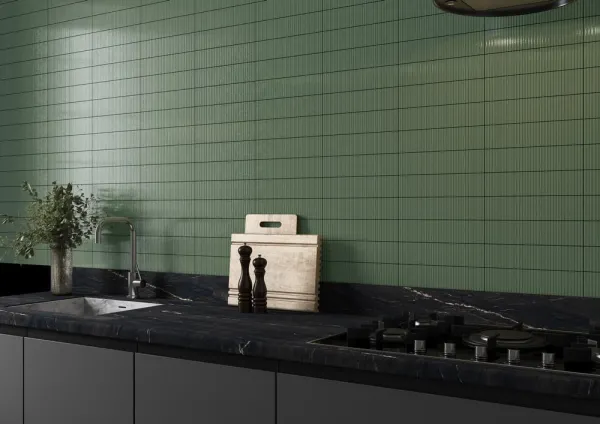 Cocina con azulejos efecto monocolor en tonos fríos, colección Murano de TAU ceràmica