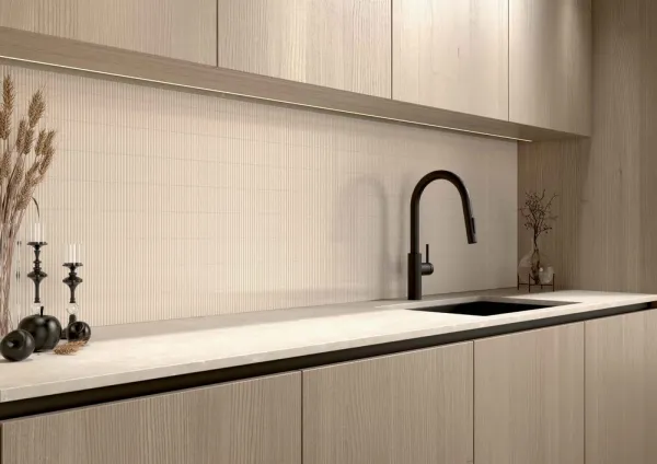 Cocina con azulejos efecto monocolor en tonos cálidos, colección Murano de TAU ceràmica
