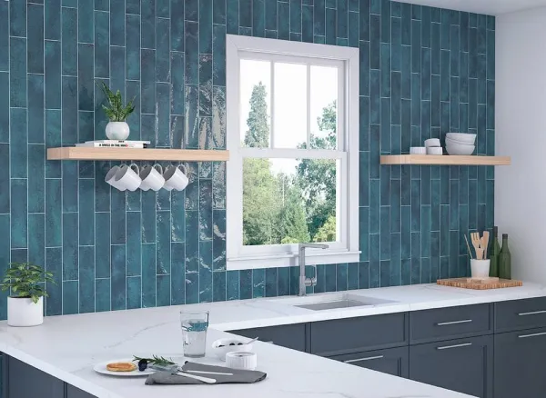 Cocina con azulejos efecto monocolor en tonos fríos, colección Nissel de Mayolica