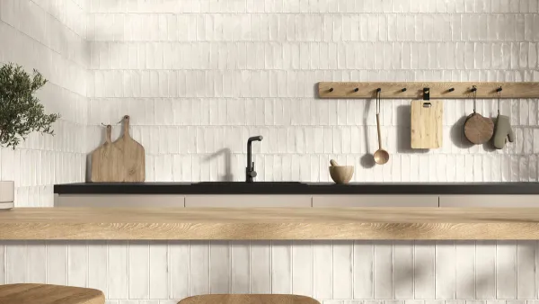 Cocina con azulejos efecto monocolor en tonos cálidos, colección Nour de Ape