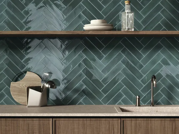 Cocina con azulejos efecto monocolor en tonos fríos, colección Opal de Cifre