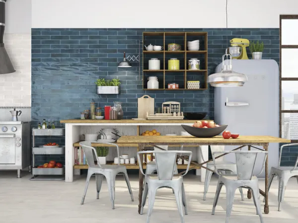 Cocina con azulejos efecto monocolor en tonos fríos, colección Opal de Cifre