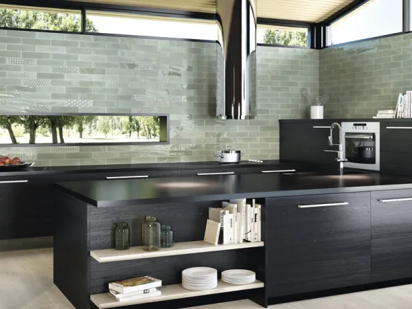 Cocina con azulejos efecto monocolor en tonos fríos, colección Opal de Cifre