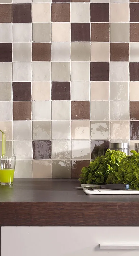 Cocina con azulejos efecto monocolor en tonos cálidos, colección Provenza de Cevica