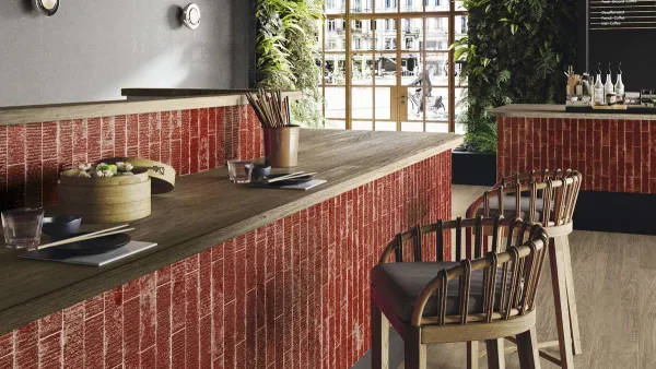Cocina con azulejos efecto monocolor en tonos cálidos, colección Pukka de Ape