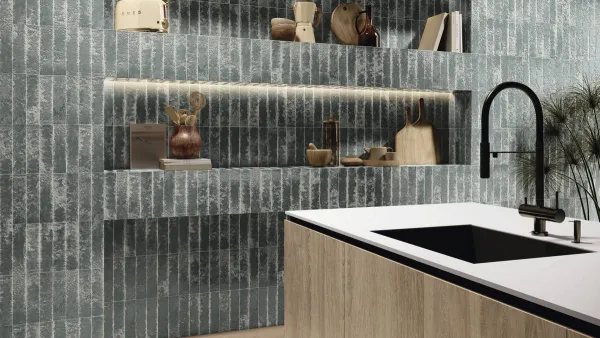 Cocina con azulejos efecto monocolor en tonos neutros, colección Pukka de Ape