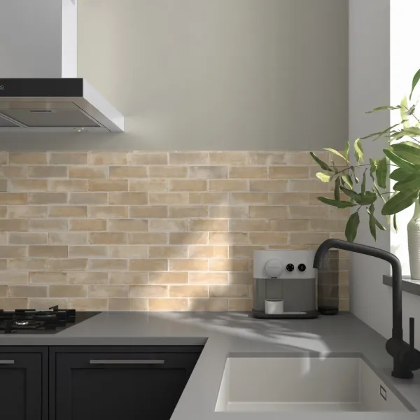 Cocina con azulejos efecto monocolor en tonos cálidos, colección Raku de Equipe