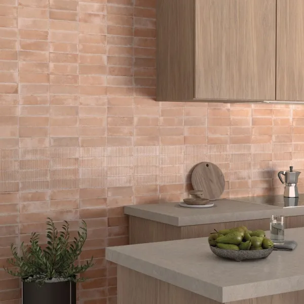 Cocina con azulejos efecto monocolor en tonos cálidos, colección Raku de Equipe
