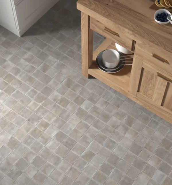 Cocina con azulejos efecto monocolor en tonos cálidos, colección Raku de Equipe
