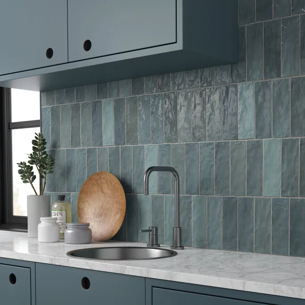 Cocina con azulejos efecto monocolor en tonos fríos, colección Riad de Harmony