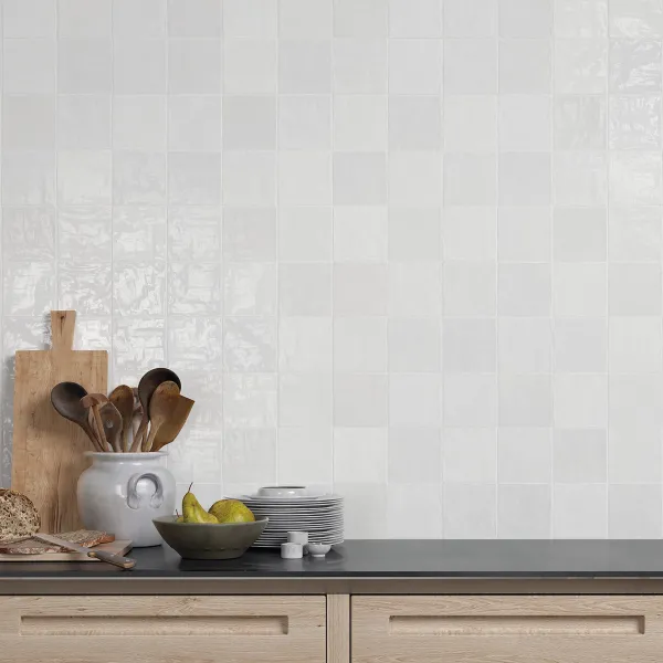 Cocina con azulejos efecto monocolor en tonos neutros, colección Riad de Harmony