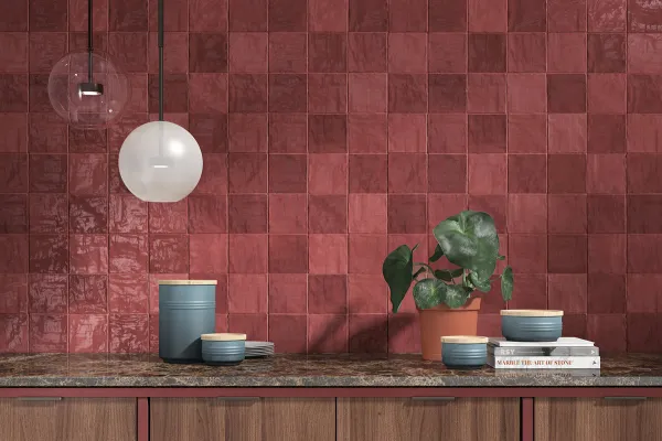 Cocina con azulejos efecto monocolor en tonos cálidos, colección Riad de Harmony
