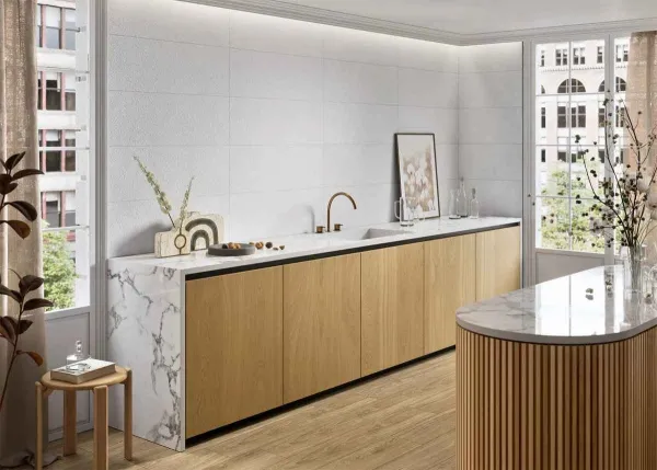 Cocina con azulejos efecto monocolor en tonos cálidos, colección Santorini de Metropol