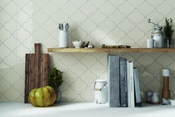 Cocina con azulejos efecto monocolor en tonos fríos, colección Scale de Equipe