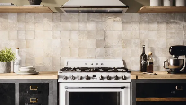 Cocina con azulejos efecto monocolor en tonos cálidos, colección Sorolla de Ape