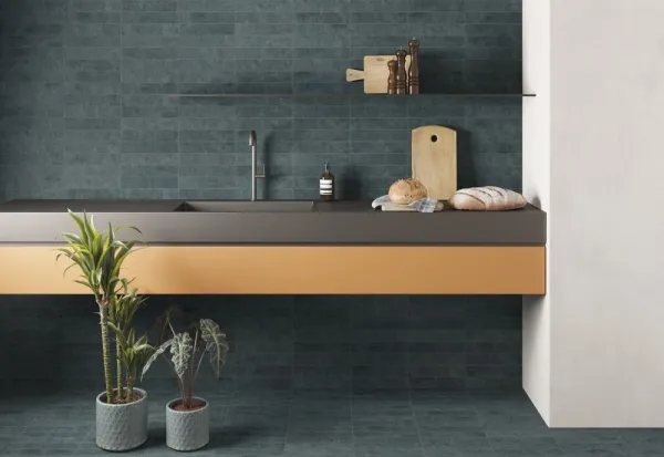 Cocina con azulejos efecto monocolor en tonos fríos, colección Stage de Equipe