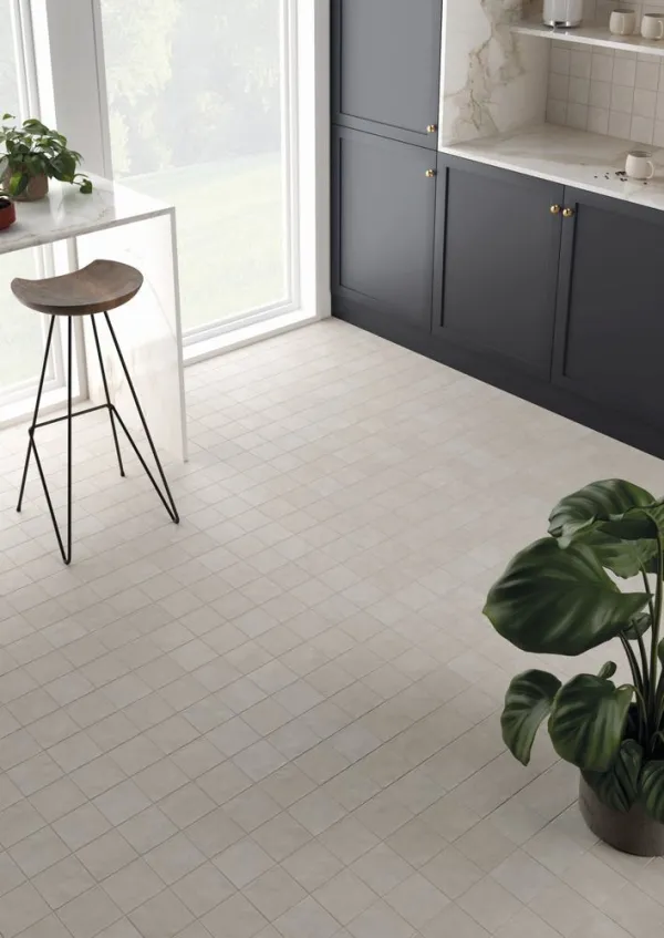 Cocina con azulejos efecto monocolor en tonos neutros, colección Stage de Equipe