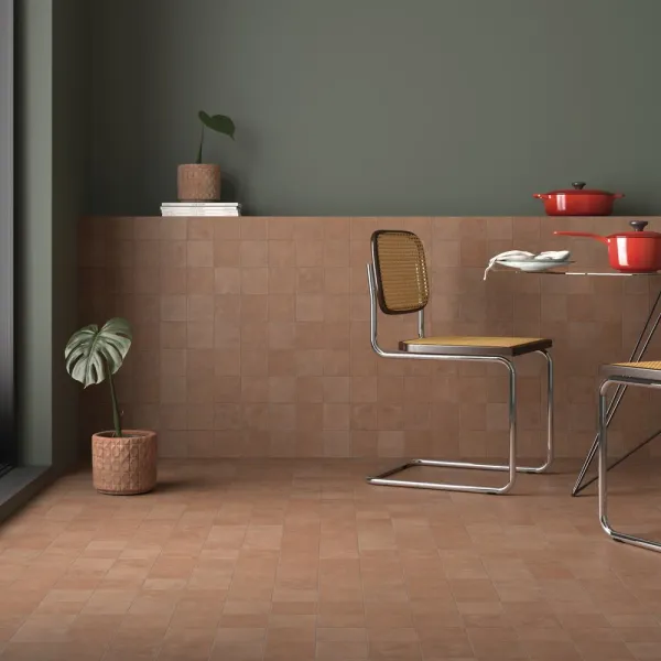 Cocina con azulejos efecto monocolor en tonos cálidos, colección Stage de Equipe