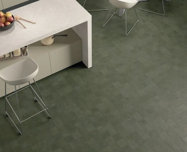 Cocina con azulejos efecto monocolor en tonos neutros, colección Stage de Equipe