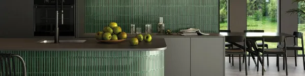 Cocina con azulejos efecto monocolor en tonos fríos, colección Stripes de Bärwolf