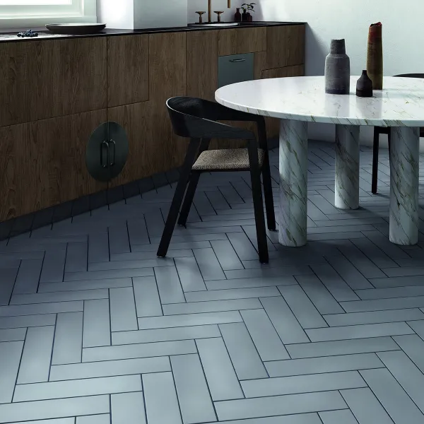 Cocina con azulejos efecto monocolor en tonos fríos, colección Stromboli de Equipe