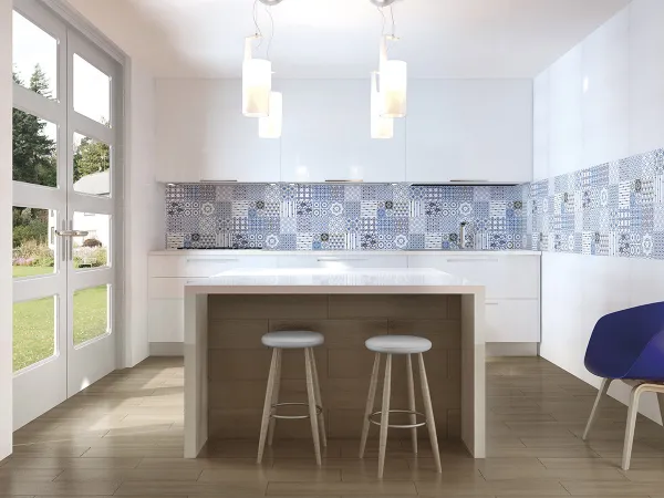 Cocina con azulejos efecto monocolor en tonos fríos, colección Sun de TAU ceràmica