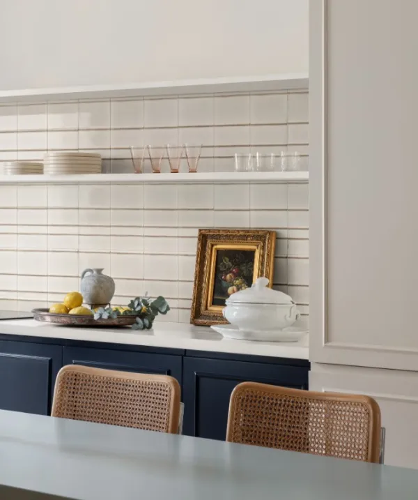 Cocina con azulejos efecto monocolor, colección Terramater de Marazzi