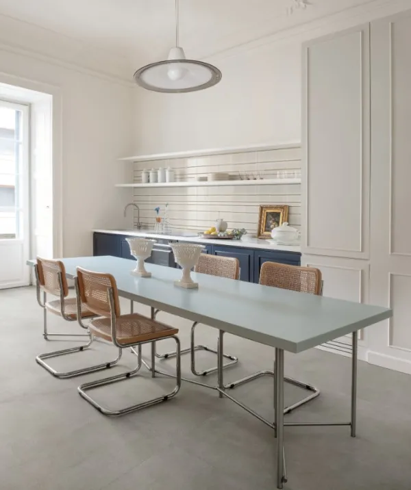 Cocina con azulejos efecto monocolor en tonos neutros, colección Terramater de Marazzi