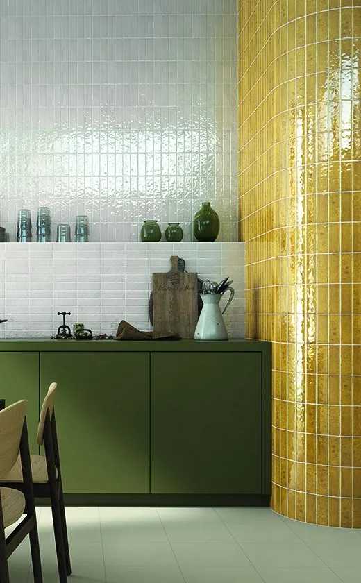 Cocina con azulejos efecto monocolor en tonos fríos, colección Terre de Cevica